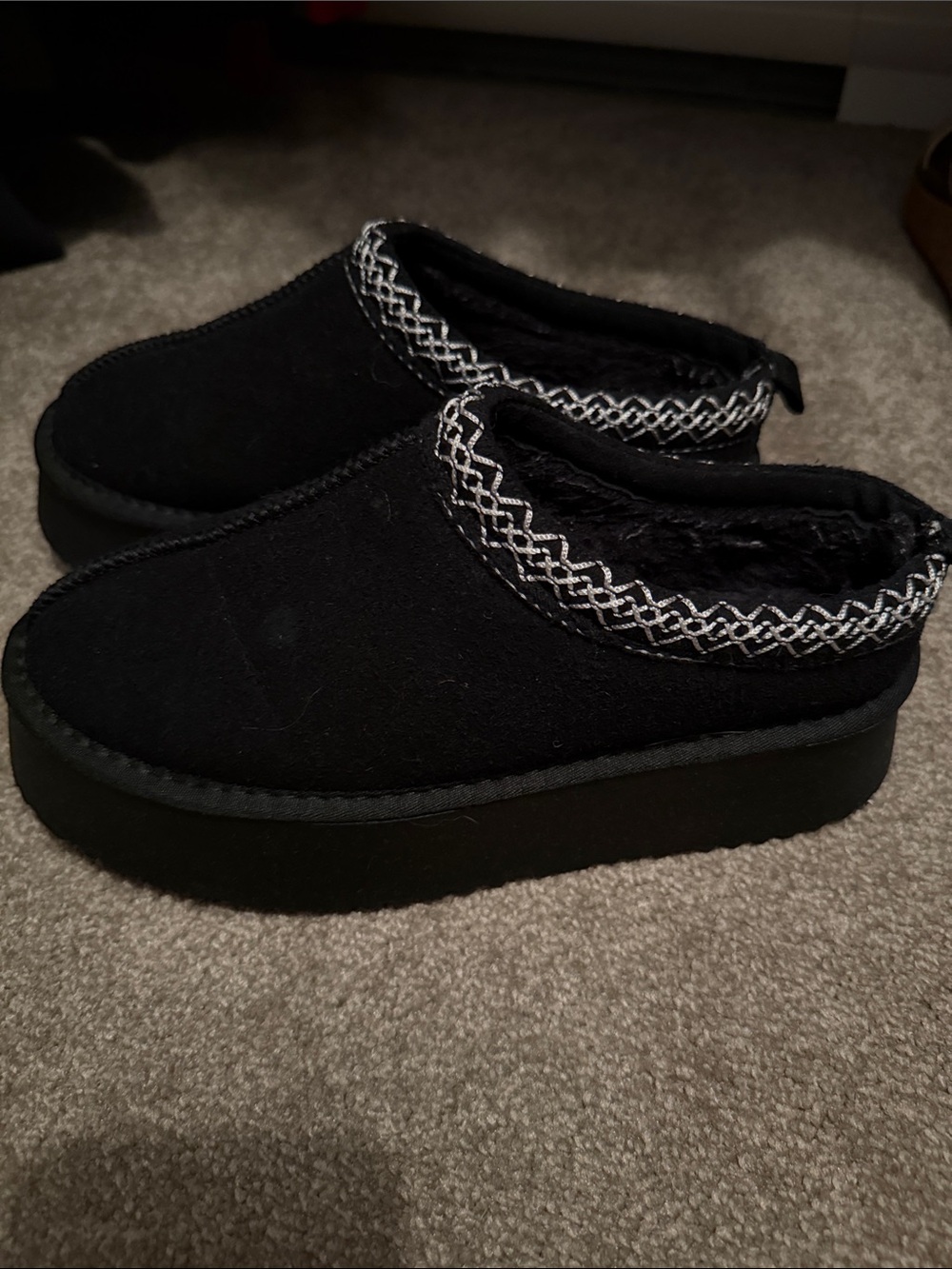 Women's Black Fleece-Lined Slip-On Slippers with Decorative Trim